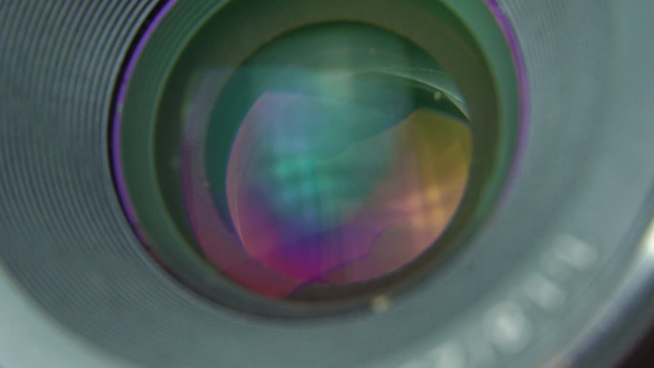 카메라 렌즈의 개막을 조정합니다. 카메라 개막은 천천히 열리고 닫습니다.