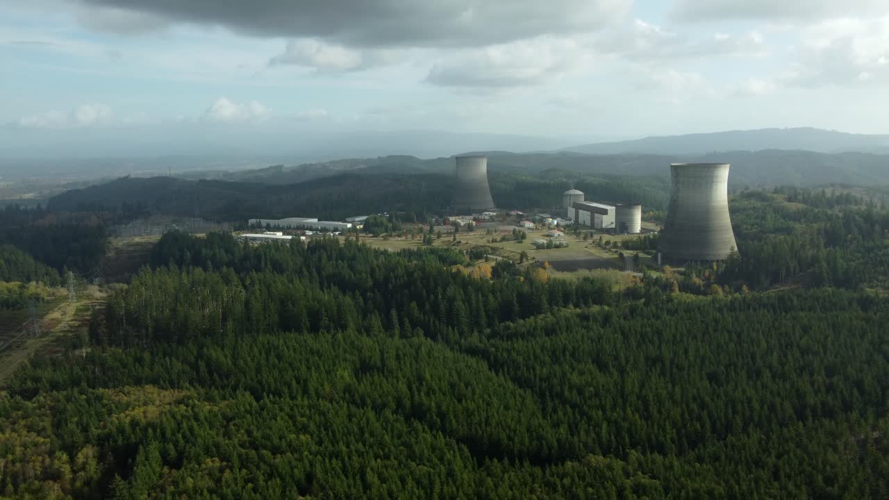US, WA, Elma, 2025-10-29 - Drone view of the incomplete, abandoned Satsop Nuclear Power Plant