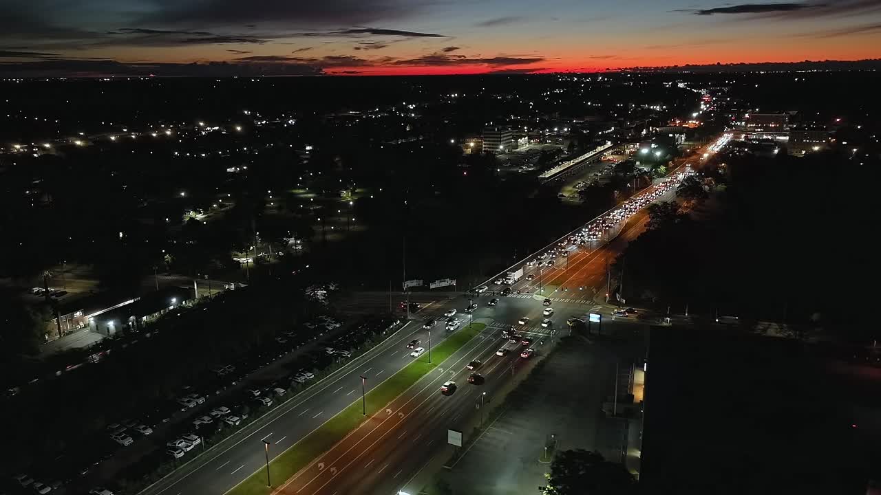 una vista aérea de la autopista del amanecer y el ferrocarril de long island al amanecer