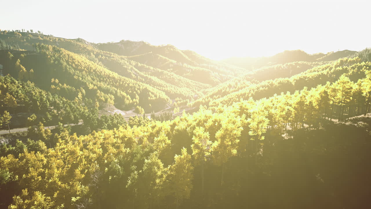 해가 뜨면 푸른 산이 밝아지고 새벽에 조용한 풍경이 펼쳐집니다.