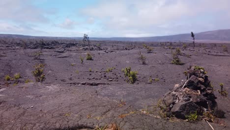 Gimbal-Weitschwenkaufnahme-Der-Vulkanlandschaft-Vom-Rand-Der-Caldera-Am-Kilauea-Im-Hawaii-Vulcanes-Nationalpark