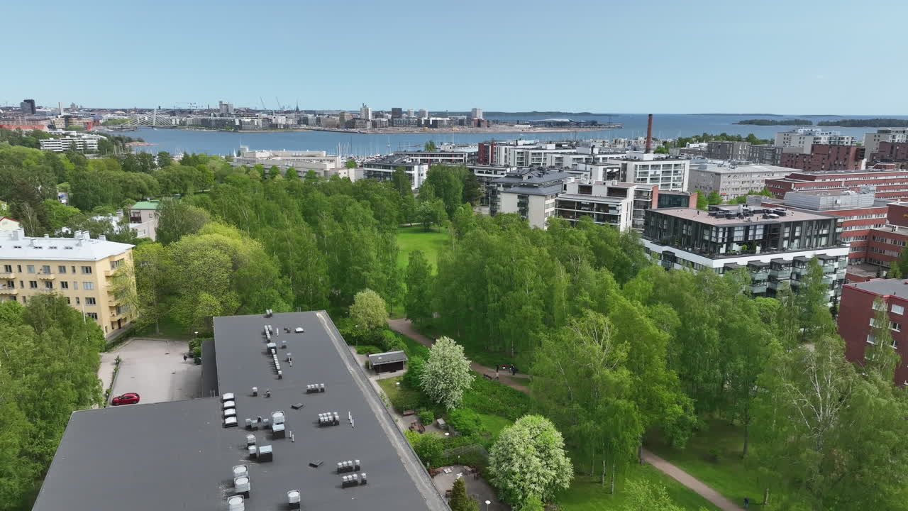 vista aérea alrededor de los árboles de colores de primavera en un parque, en el soleado lauttasaari, helsinki
