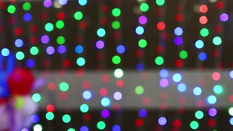 clip desenfocado de bokeh de diferentes colores de luces que se encienden y apagan durante la navidad