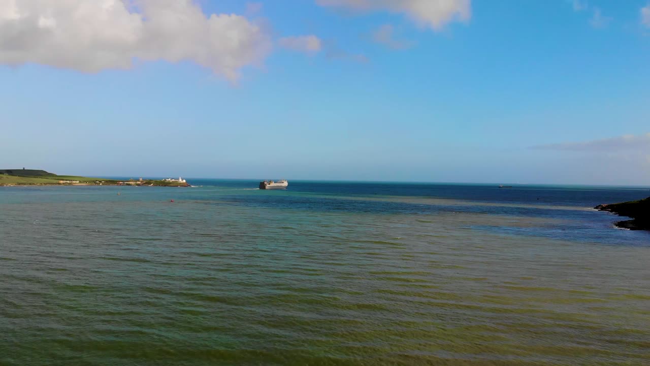 아름다운 파란색과 초록색의 바다와 해안 풍경의 배