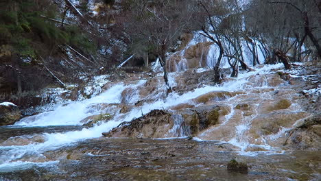 amplias tomas de agua fluyendo rápidamente sobre muchas formas de piedras amarillas