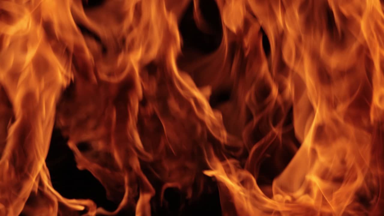 Fiamme su sfondo nero al rallentatore