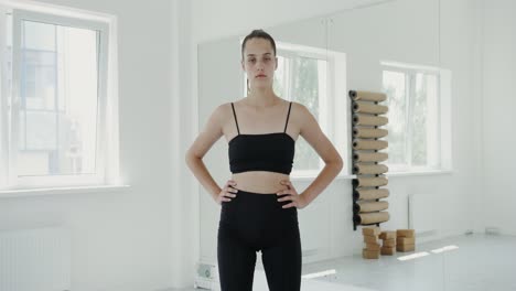 mujer joven en un gimnasio