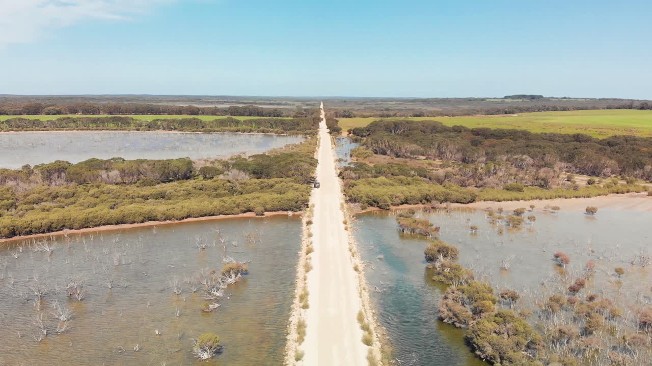 lagos claros rodeados de hierbas verdes en la isla canguro