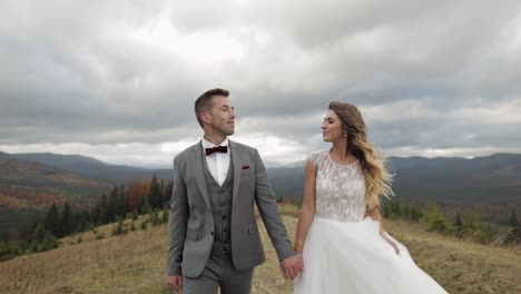 una pareja de bodas románticas en la cima de la montaña.