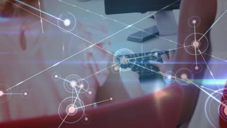 animación de la red de conexiones entre los alumnos afroamericanos usando computadora