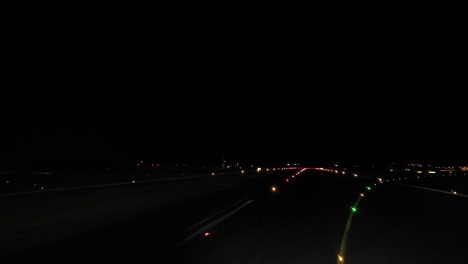 taxi nocturno en el aeropuerto de valencia visto por los pilotos después del aterrizaje