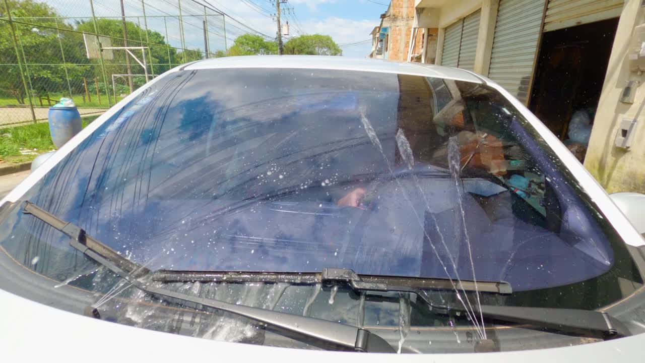 자동차 앞 유리 와이퍼 작동 및 물 얻기