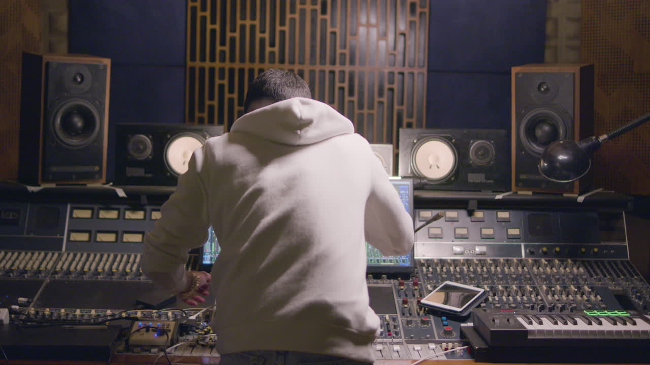 음악 녹음 스튜디오 에서 일 하는 사람