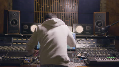 hombre trabajando en un estudio de grabación de música