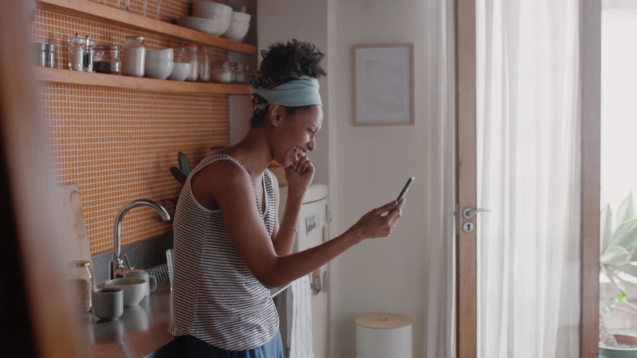 mujer feliz teniendo video chat usando smartphone en casa hablando con un amigo disfrutando de la conversación compartiendo estilo de vida en el teléfono móvil