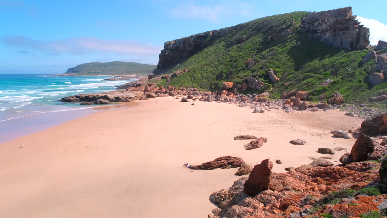 Spiaggia incontaminata e geologia costiera presso il promontorio della Riserva Naturale di Robberg, Plett.