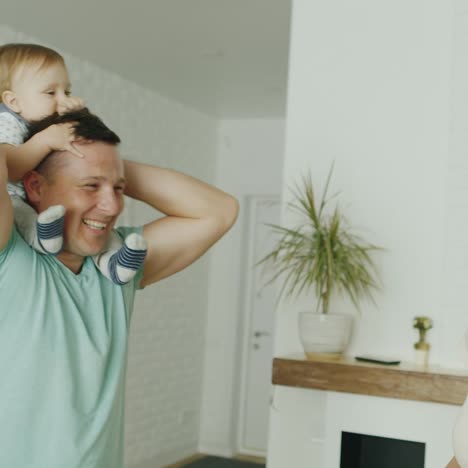 Los-Padres-Jóvenes-Caucásicos-Juegan-Con-Su-Bebé-En-Casa