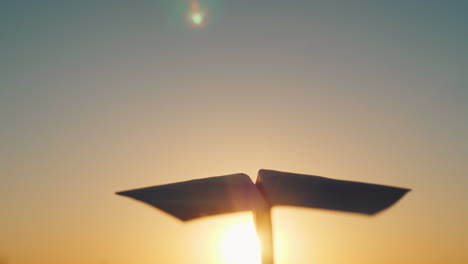 Ein-Papierflieger-Fliegt-Am-Himmel,-Um-Die-Untergehende-Sonne-Zu-Treffen