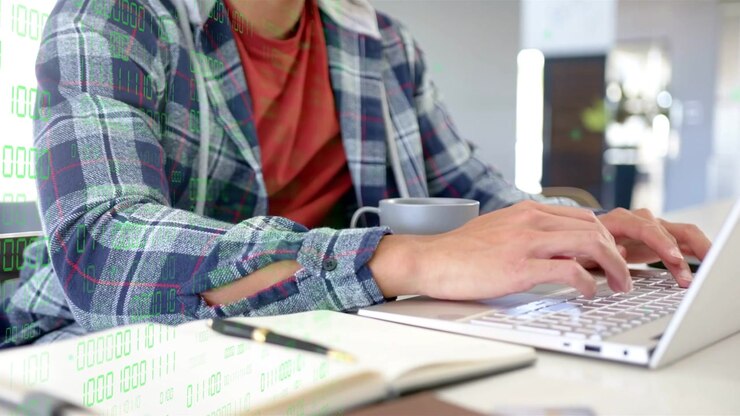 Hombre tecleando tras pulsar el teclado, produciendo una superposición numérica verde mientras analiza datos tecnológicos