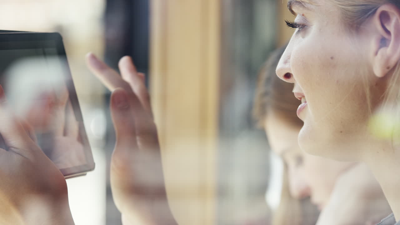 mujer hermosa usando pantalla de tableta digital ipad pantalla táctil en un café
