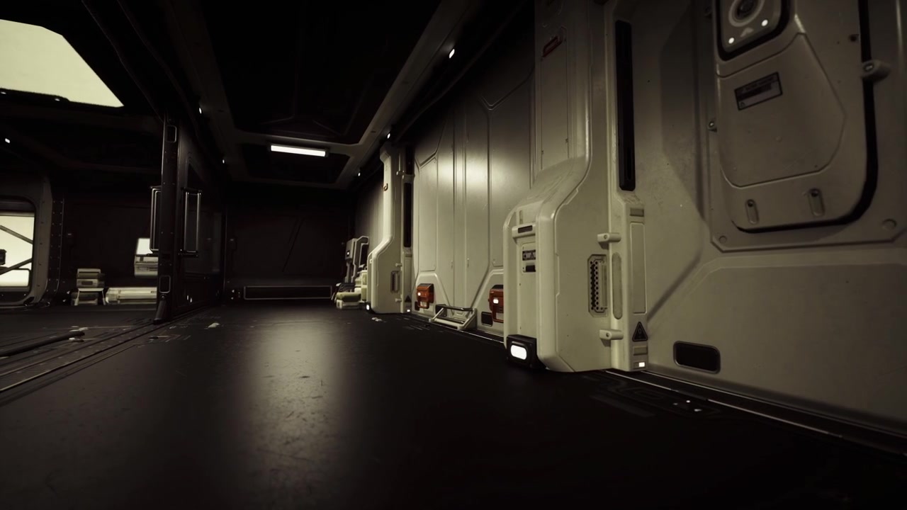 Corridoio vuoto all'interno di un'astronave con luci soffuse e un'oscura porta.