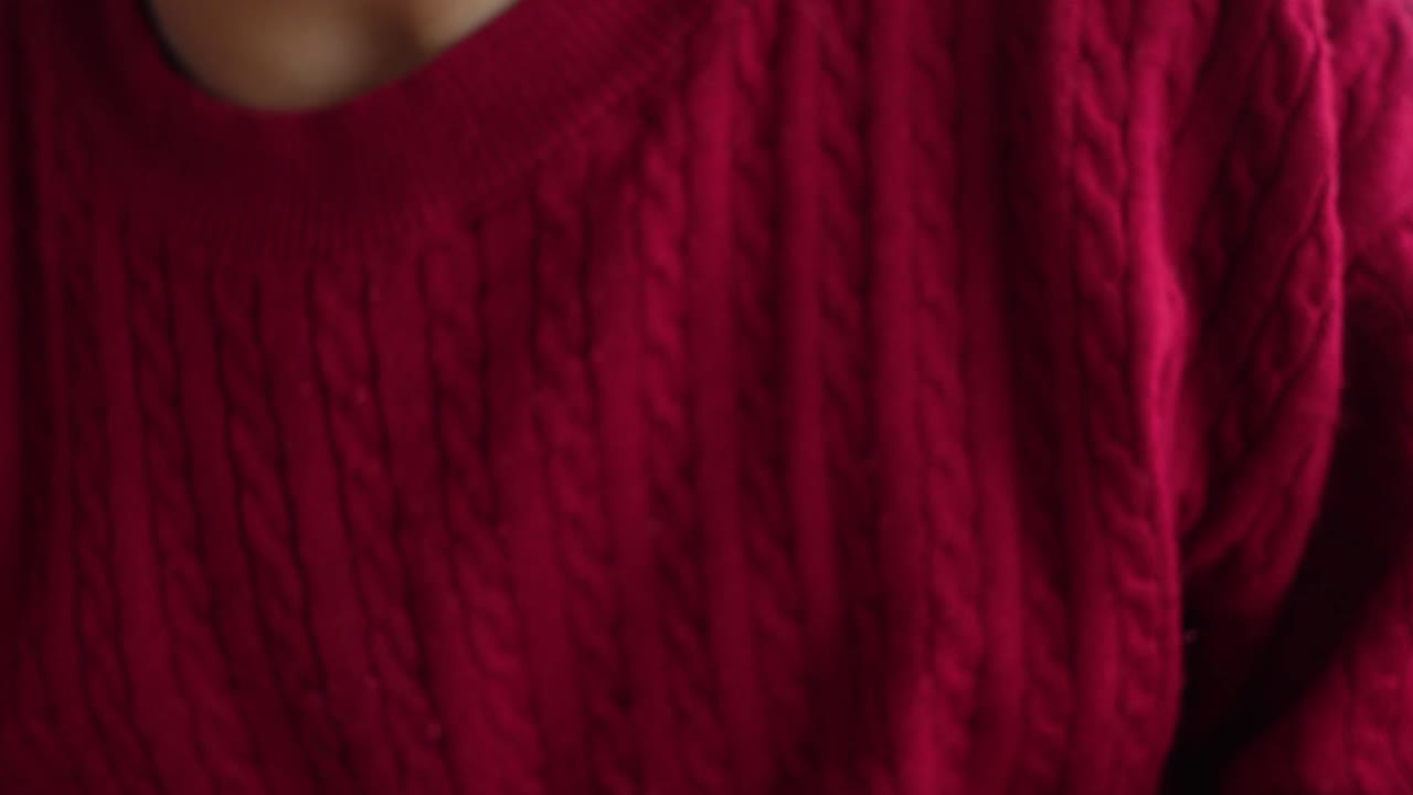 niño comiendo una galleta de chocolate