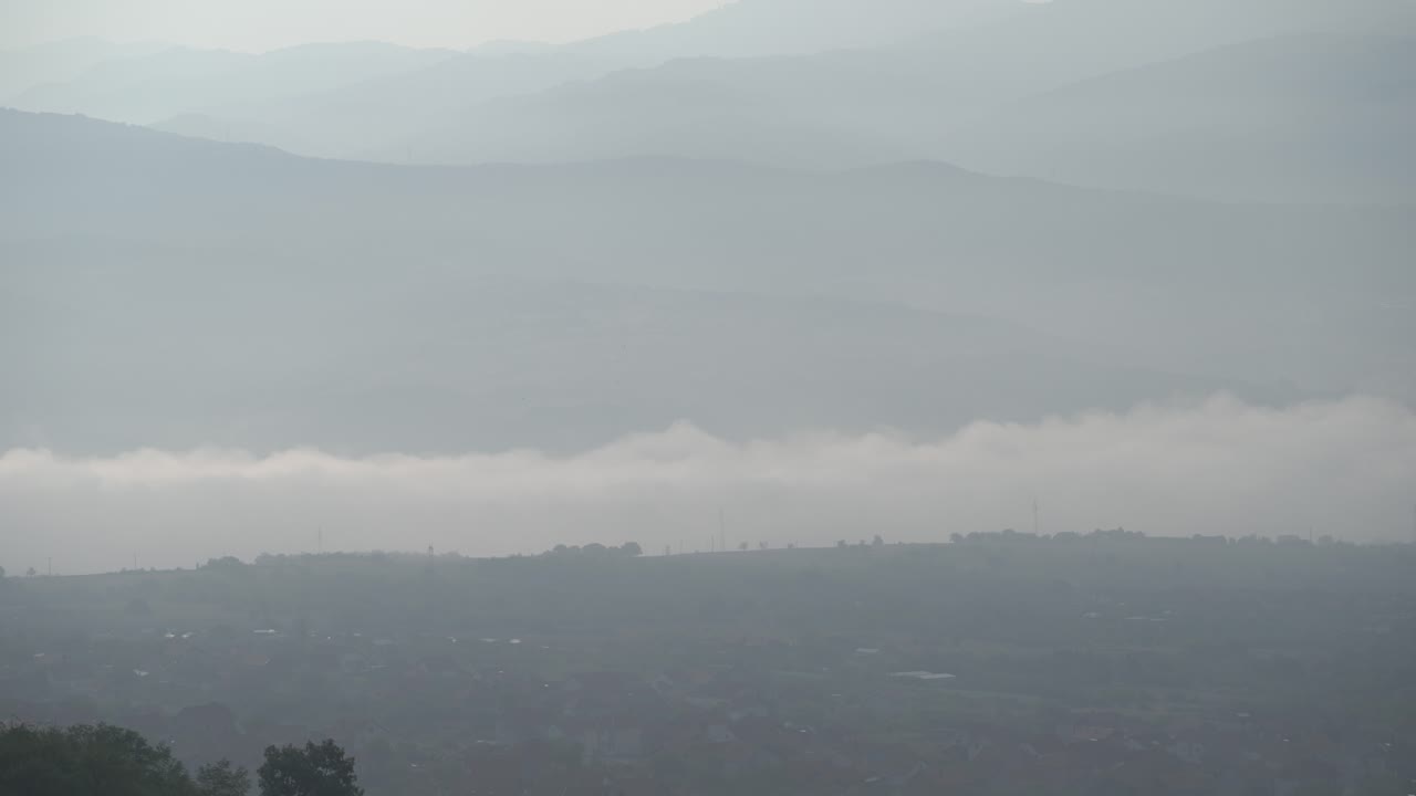 Mañana neblinosa en un pueblo pequeño