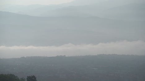 Mañana-Nublada-En-Un-Pequeño-Pueblo