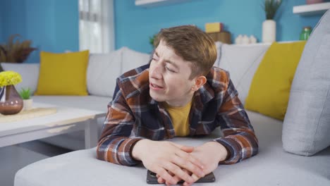 joven devastado por un mensaje telefónico.