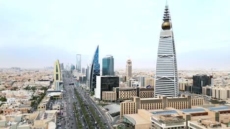 wieża al-faisaliah i hamad na panoramie rijadu w arabii saudyjskiej