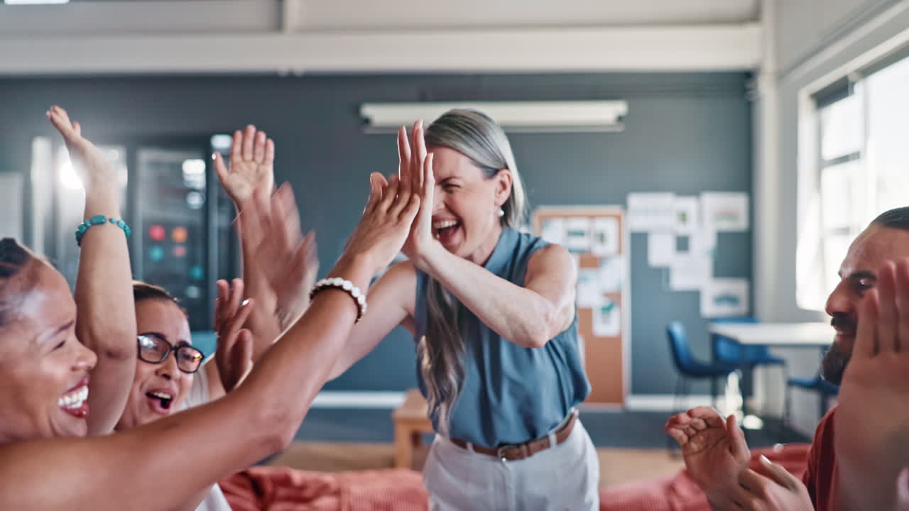 high five, equipo de negocios y celebración