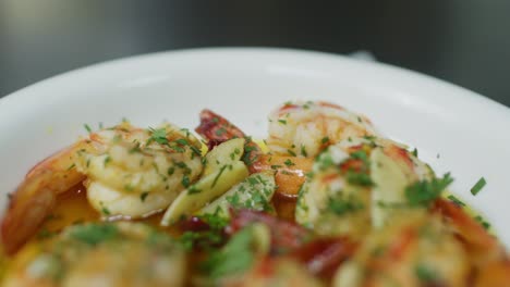 primer plano de sopa de camarón mediterráneo con plato de perejil verde, dieta keto de mariscos saludables