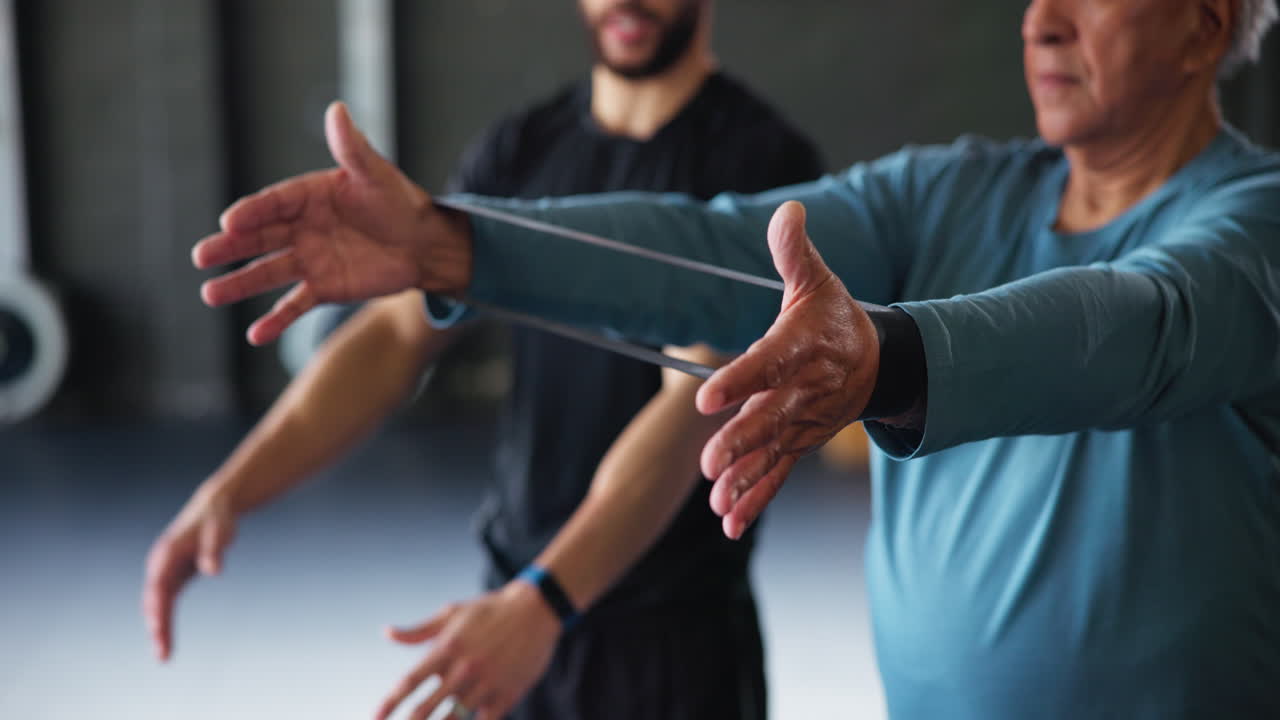 ciudadanos mayores estirándose con bandas de resistencia