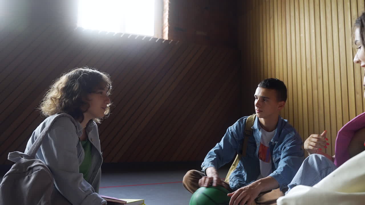 adolescentes haciendo un high five