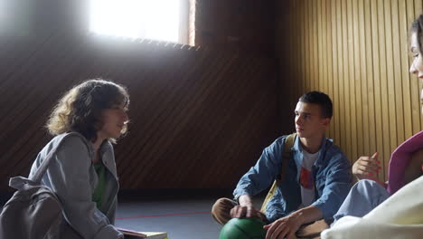 adolescentes haciendo un high five
