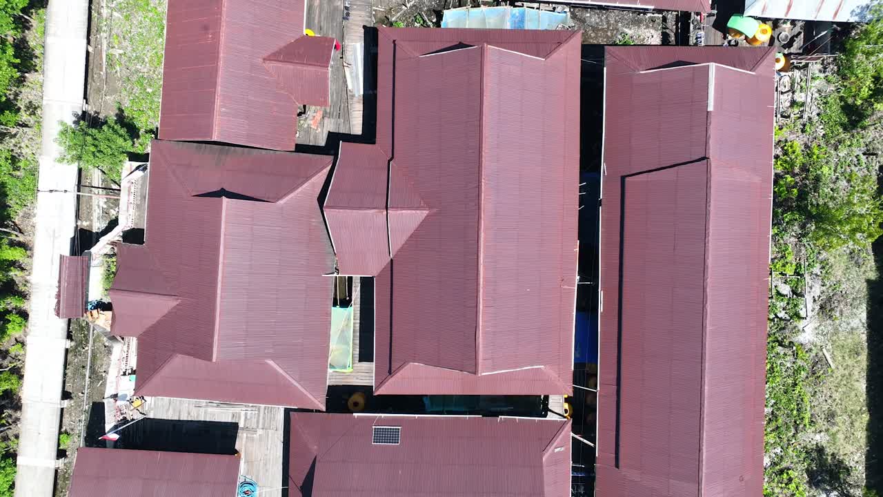 el dron se centra en tomar de abajo a arriba del puesto de la fuerza de trabajo del ejército indonesio en asmat, papúa, indonesia