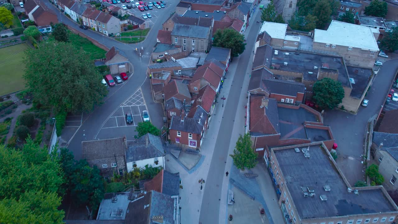 위에서 st로 이어지는 도로를 따라가는 4k 공중 드론 영상