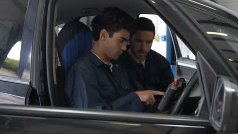 un guapo mecánico revisando un coche