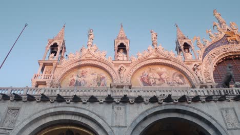 Giebelkunst-Der-Markusbasilika,-Venedig