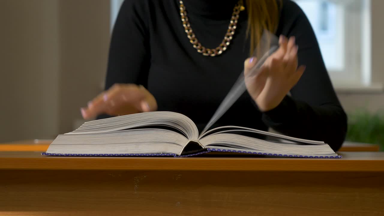 책상 에서 열린 책 을 읽는 여자