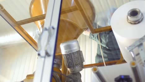 worker pour out dry tea into machine