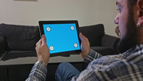 hombre con una tableta digital con movimiento de pantalla azul