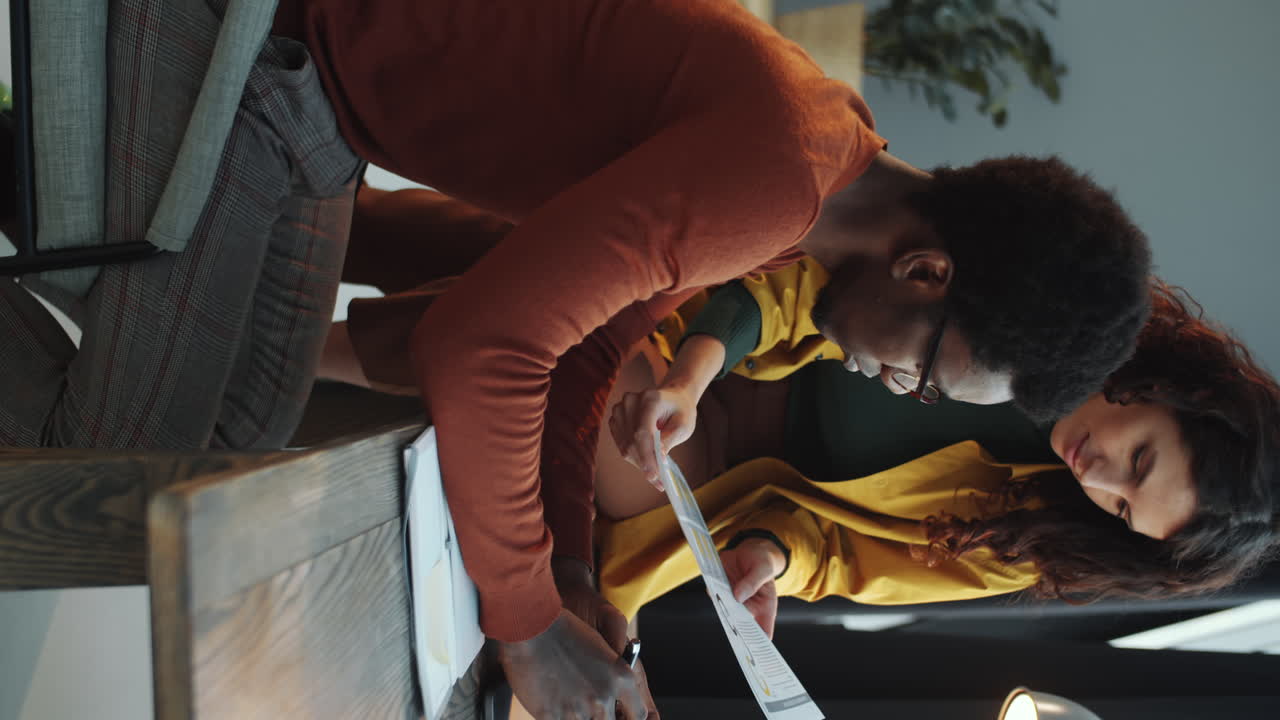 diversos colegas discutiendo el informe de negocios en el trabajo