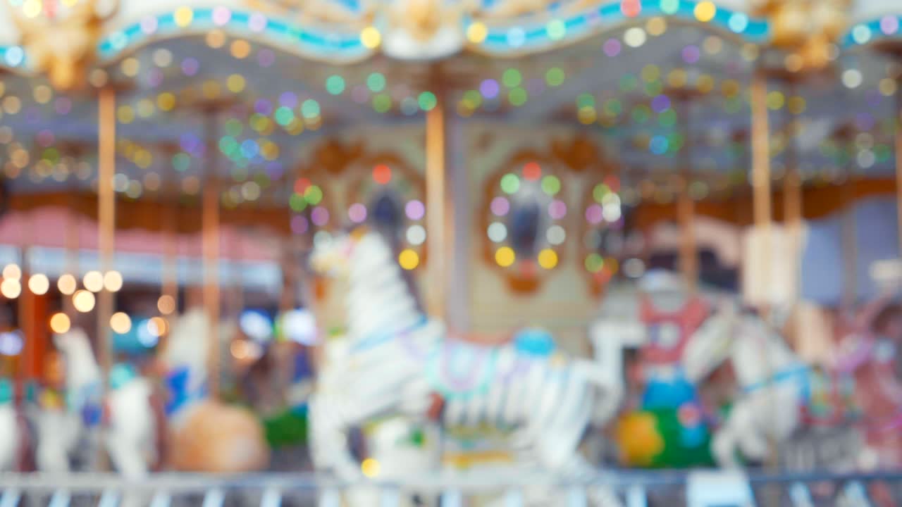 빛의 카루셀 보케 흐릿한 놀이 공원 배경