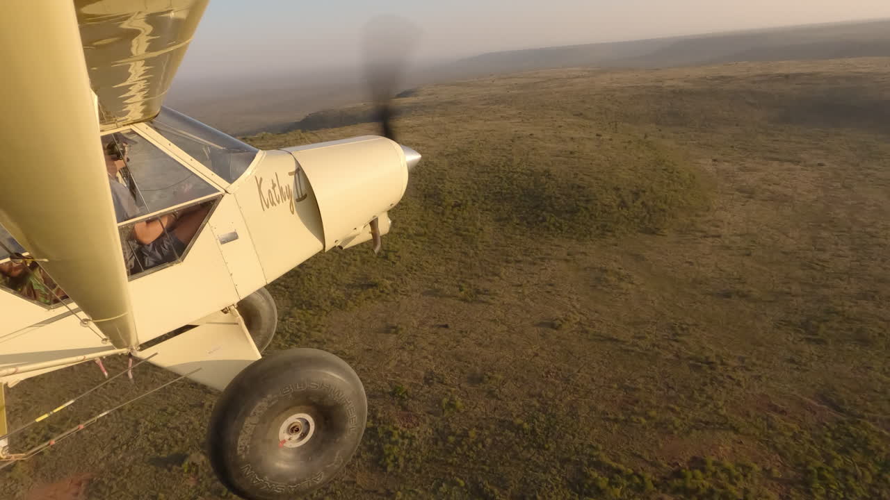 Aereo sopra una veduta aerea di vegetazione, strada e valle.
