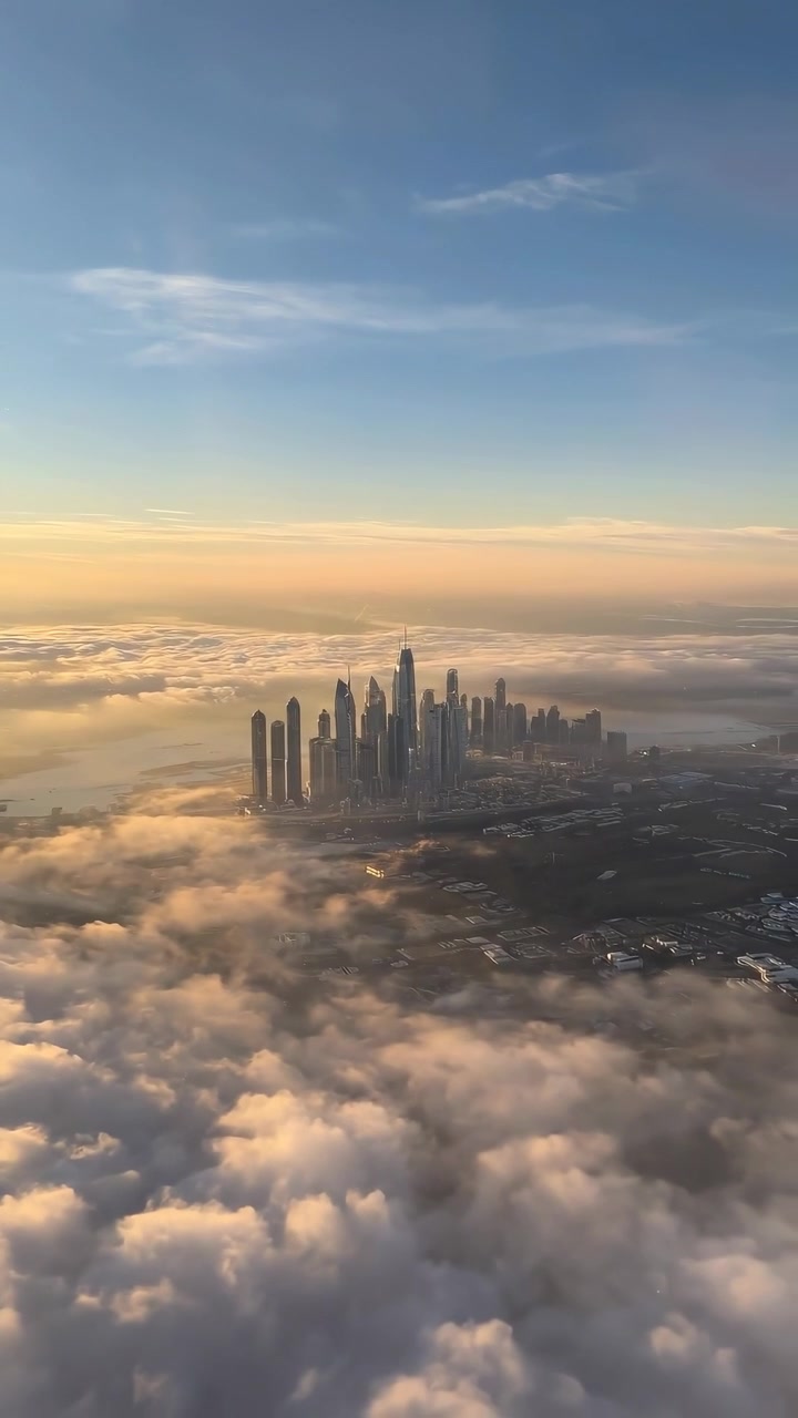 Vista aerea dello skyline di Dubai sopra le nuvole all'alba