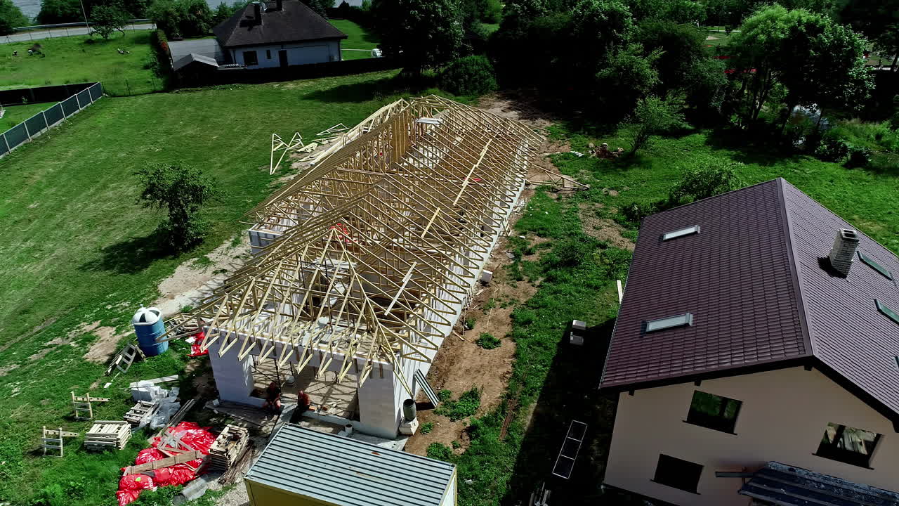 vista aérea de la construcción de una estructura de techo con vigas de madera