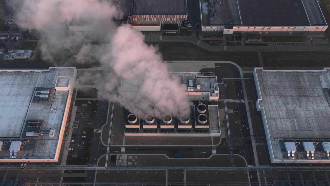 Vista aerea del sistema di raffreddamento di un data center che emette vapore
