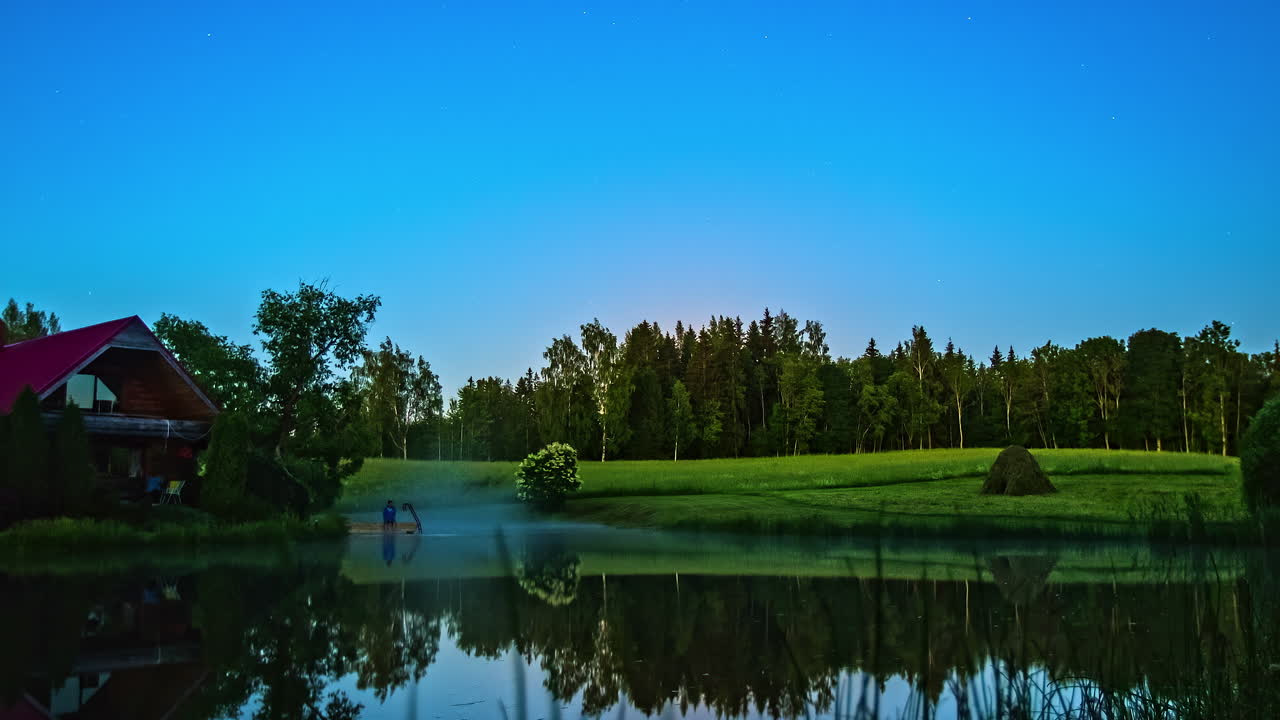 lapso de tiempo de estanque o lago privado con niebla bailando en la superficie del agua