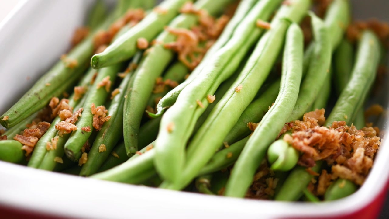 Green beans with crispy onions